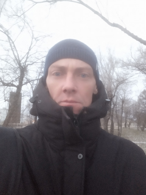 Евгений, Россия, Красноярск, 46 лет. Хочу найти Честную, домашнюю но с изюминкойО себе бросаю курить, работящий, золотые руки, русский, машины нет, в Красноярске живу второй год