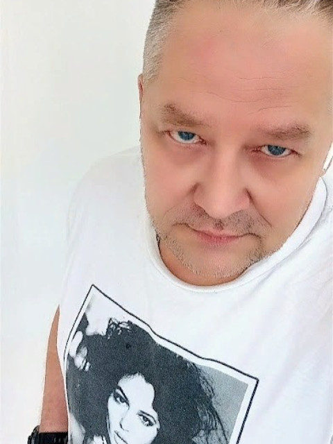 Сергей, 53 года. Лев по гороскопу — сам в это не особо верит, но женщины почему-то спрашивают. Рост 172, вес 79. Обычное телосложение, без фанатизма в зале. Борода есть, работаю руками и головой.

По профессии делаю свечи. От формы до готовой. Могу расска