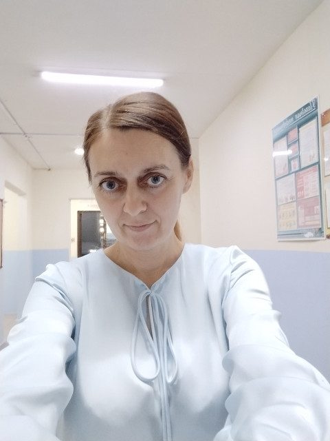 Елена Иванова, Россия, Казань, 45 лет, 1 ребенок. «Дружелюбная и романтичная девушка. Я сентиментальна и не люблю ложь. Люблю дождь и книги, мечтаю о 