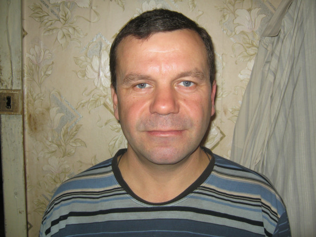 Максим, Россия, Пугачёв, 43 года, 2 ребенка. Я одинокий,свободный.Разведён.Проживаю в сельской местности.Живу в своём доме,на земле.Работаю.Люблю