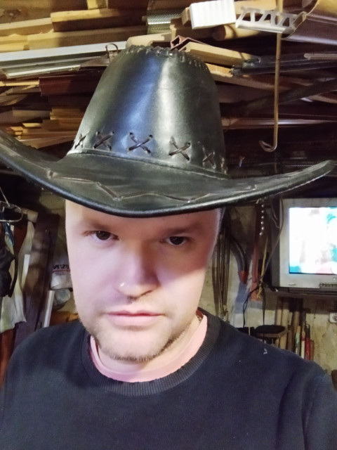 Андрей, Россия, Москва, 38 лет. Познакомлюсь с женщиной для дружбы и общения. С нормальной девушкой, для нормальных отношений.Смс 8916984403......... ) 😘