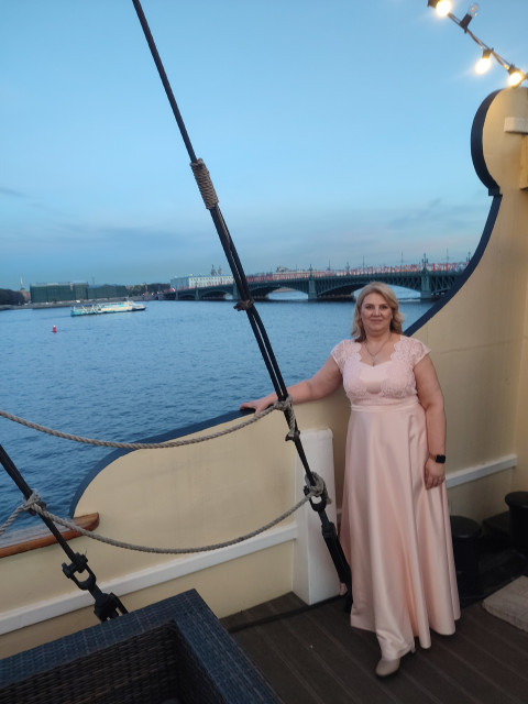 Юлия, Санкт-Петербург, 49 лет, 1 ребенок, 5 фото. Не хочу найти красавца. Я ищу рыцаря, который убьет злого дракона, зовущегося Одиночеством. А потом...  Анкета 592427. 