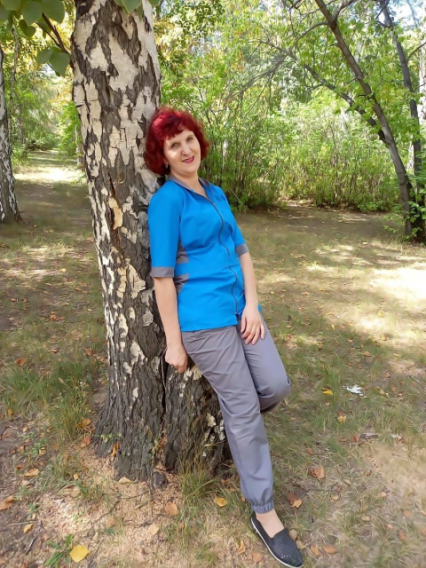 Лес молчал… Лишь чуть-чуть играли золотые листья берёзы, купаясь в блёстках солнца… Ах, жёлтый лес, жёлтый лес… Вот вам и кусочек счастья. Вот вам и место для раздумий..