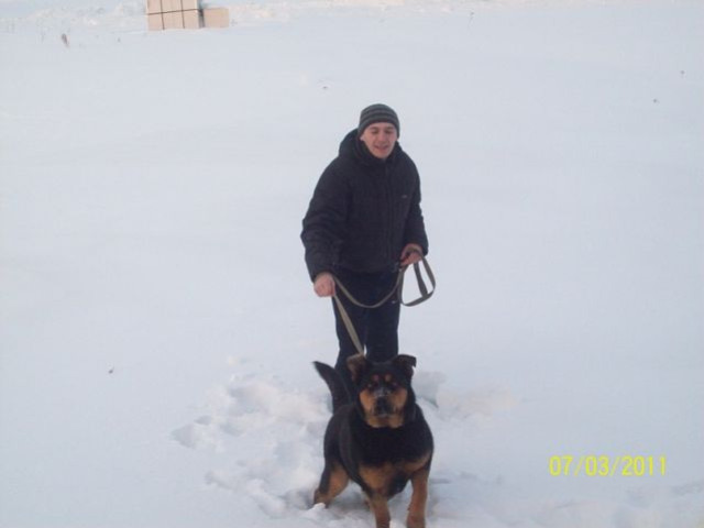 Денис с Чиком на прогулке зимой