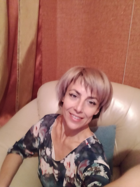 Елена, Россия, Оренбург, 44 года, 3 ребенка. Она ищет его: Познакомлюсь с добрым , верным, порядочным , позитивным  мужчиной для серьезных отношений . Разведена, трое детей , занимаюсь флористикой . 