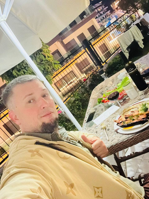 Александр, Россия, Москва, 40 лет. Ищу для создания семьи скромную женщину, которая ценит семейный уют а не клубы до утра! Расскажу при личном общении