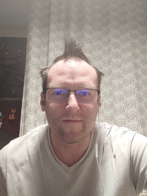 Владимир, Санкт-Петербург, м. Международная, 48 лет. Познакомлюсь с женщиной для серьезных отношений, это не значит что я побегу сразу в Загс. 
Поэтому Живу один в отдельной однокомнатной квартире(не снимаю). Есть котенок, а то скучно одному. 
Остальн