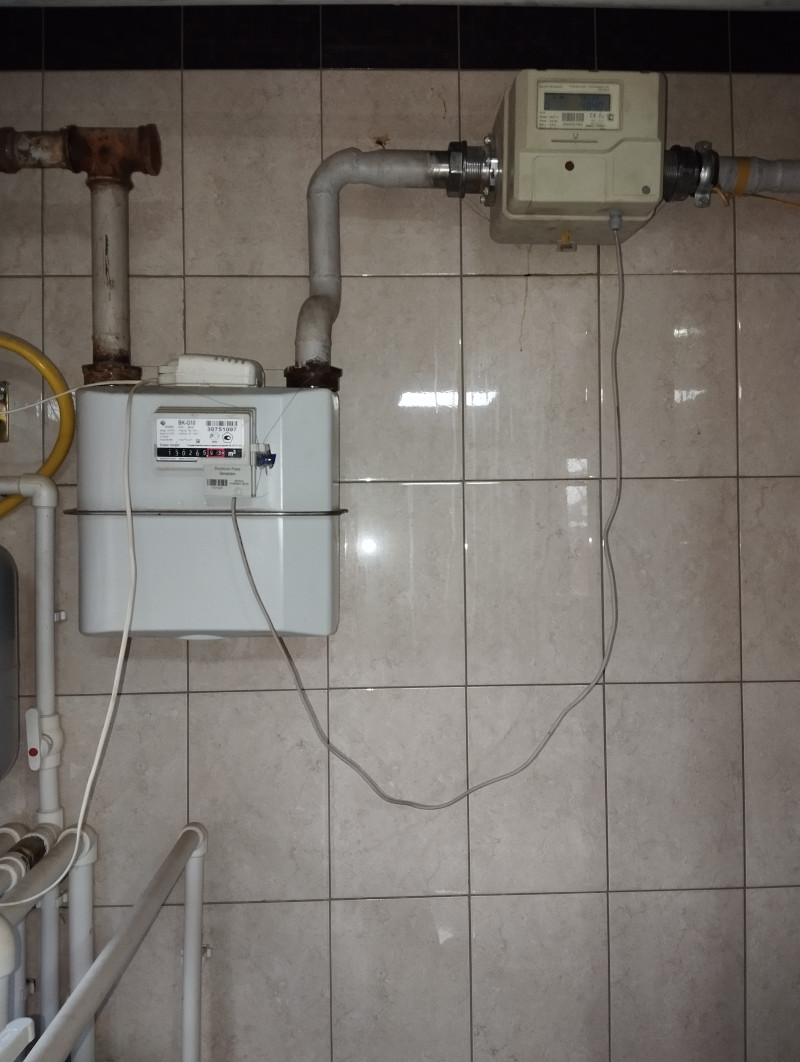 Как расклячить счетчик газа и ээ на два дома.