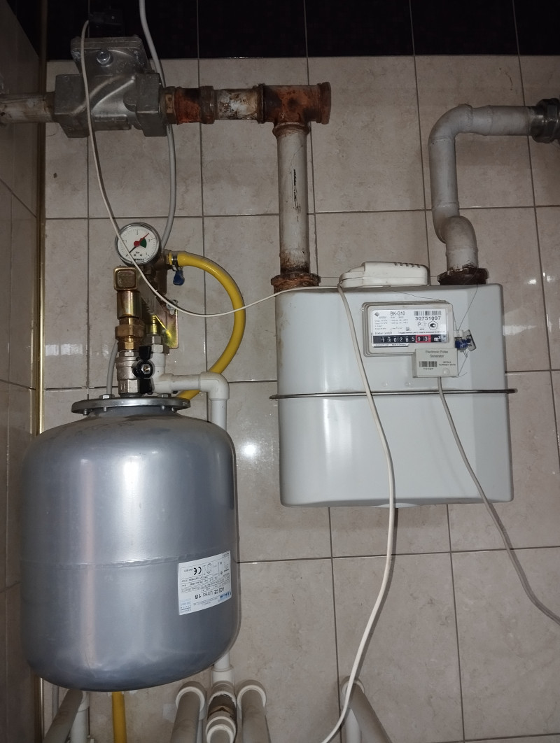 Как расклячить счетчик газа и ээ на два дома.