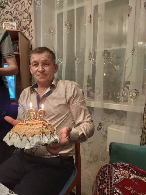 Геннадий, Россия, Новосибирск, 64 года, 2 ребенка. Познакомлюсь с женщиной для брака и создания семьи. Отвечу при общенииПорядочный мужчина, не пью но покуриваю. Работаю хотя уже на пенсии с коллективом веселей