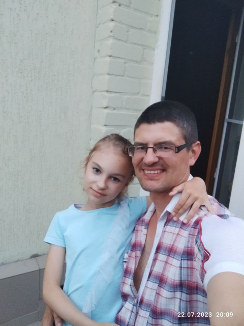 Юрий, Россия, Луганск, 41 год, 1 ребенок. Познакомлюсь с женщиной для любви и серьезных отношений, воспитания детей. Менеджер по продажам металлоконструкций. Дочь 9 лет, живёт отдельно. 