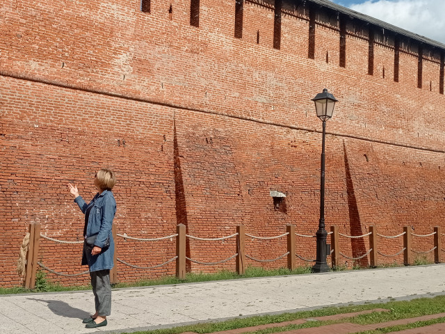 У стены Коломенского кремля.