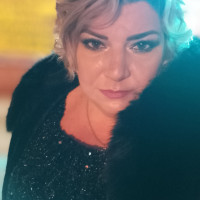 Көшедегі әйелдерді жұлқылайды.