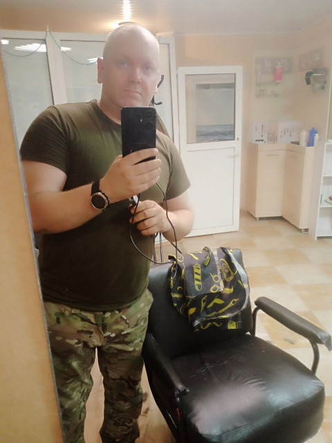 Антон, Россия, Москва, 39 лет. Он ищет её: Познакомлюсь с женщиной для любви и серьезных отношений, брака и создания семьи, дружбы и общения. Служу, ищу общение а дальше когда вернусь. 
Я почти скоромный, добрый, молчаливый. Домосед. 