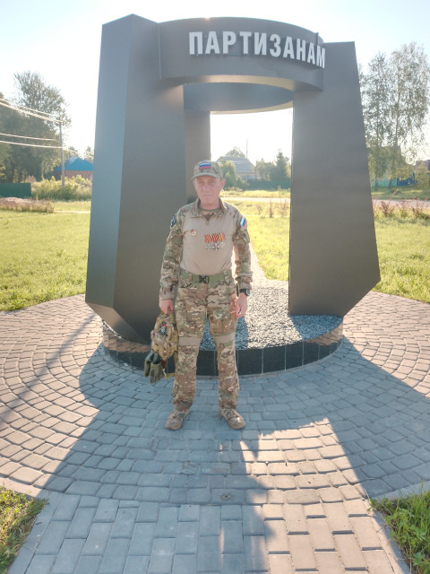 Алексей Луньков, Россия, Брянск, 46 лет. Он ищет её: Хочу встретить женщину которая полюбит меня и хочет создать верную любящую дружную семью дети не помДобрый нежный трудолюбивый люблю детей ходить в кино прогулки по парку с семьёй сходитьв лес на шашл