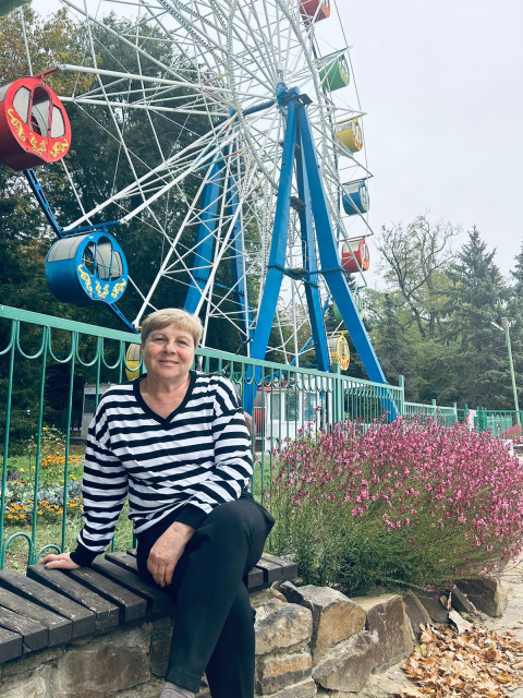 Лидия, Россия, Челябинск, 63 года. Познакомлюсь с мужчиной для дружбы и общения. Нормальная. Живу, дышу, занимаюсь любимым делом. Животные, птица и огород. 