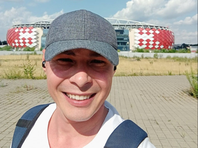 Денис, Россия, Москва, 43 года. Хочу найти Обычную, добрую, весёлую, славянской внешности.Скромный, весёлый. 
При общении.