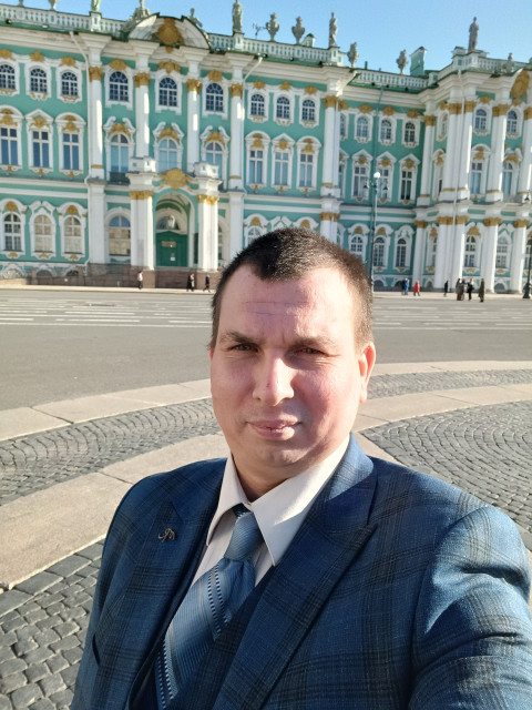 Павел Медведев, Россия, Санкт-Петербург, 32 года. Ищу девушку, но лучше жену. Но можно и подруг. Полноват, работаю водителем в энергетической отрасли, вёсел, стеснительный, самый простой человек. 