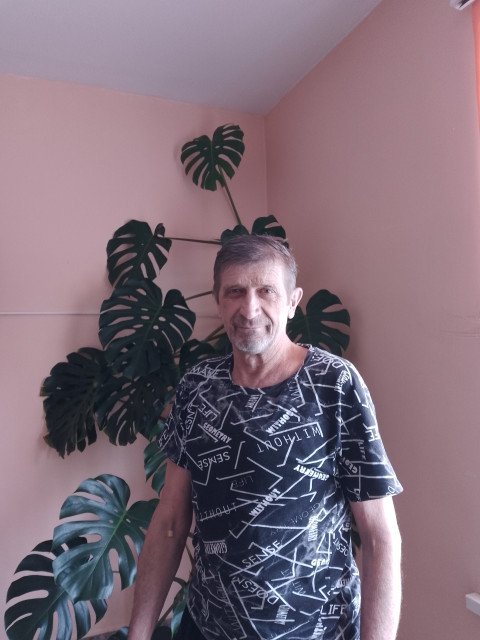 Олег, Россия, Энгельс, 61 год. Он ищет её: Познакомлюсь с женщиной для дружбы и общения. Стройная, без жилищных и финансовых проблем. Вдовец, обеспечен на все сто. 