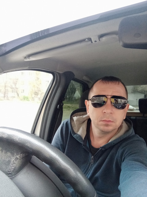 Руслан, Россия, Донецк, 41 год. Служивый, много времени провожу на позиции, готов помогать материально....
Выезжаю раз в две недели