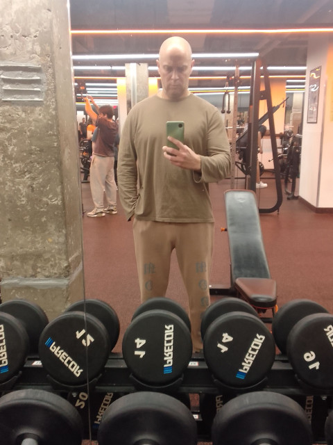 Олег, Россия, Москва, 46 лет. Хочу найти Девушку до 41 года для сер. отношений, создания семьи, в идеале рождения совместного ребёнка. ПростуМосквич, ЮЗАО. Верный, скромный, немногословный, самодостаточный. Без долгов, кредитов и зависимосте