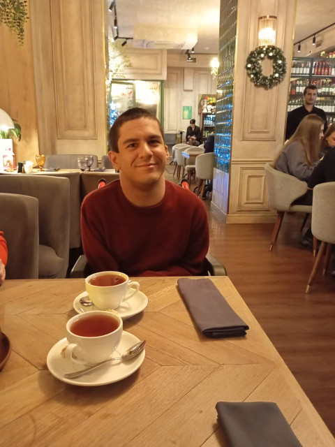 Эмиль Алиев, Россия, Санкт-Петербург, 28 лет. Хочу найти Есть один недуг я инвалид ДЦП, но не лежачий передвигаюсь на инвалидной коляске и по дому как могу ЖВеселый, общительный. Живу с родителями. Так как инвалид ДЦП с детства. Но не лежачий.