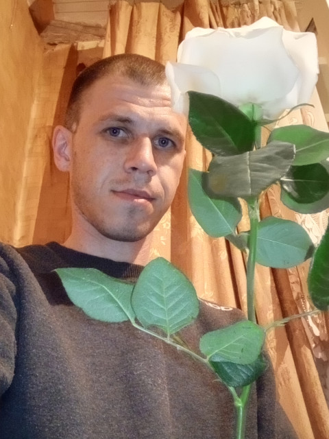 Кто готов стать моей девушкой, готов тебе подарить вот эту прекрасную розу. 🌹