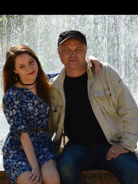 С племянницей.