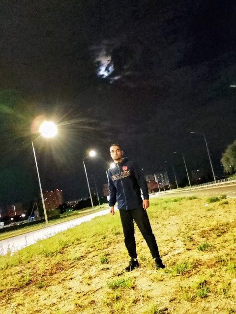 Данил, Россия, Волгоград, 20 лет. Люблю гулять, слушать музыку, смотреть фильмы, люблю авто . И очень ценю любое общения, обо стольном