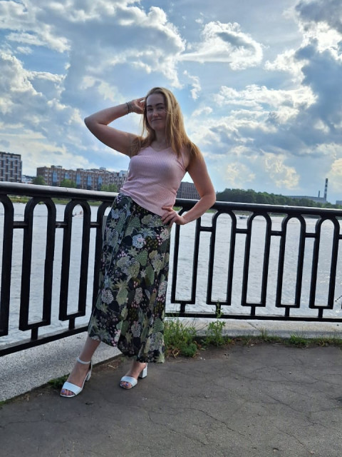 Юлия, Санкт-Петербург, м. Московская, 40 лет, 2 ребенка. Хочу найти С общими ценностями.Я за уважение и живое общение. 
Не кусаюсь)