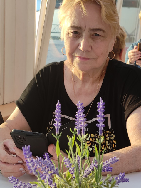 Таня, Россия, Иваново, 69 лет. Она ищет его: Познакомлюсь с мужчиной для дружбы и общения, а потом будет видно.Одинока, сын взрослый живёт отдельно. Нуждаюсь в общении, по профессии художник, люблю путешествоват