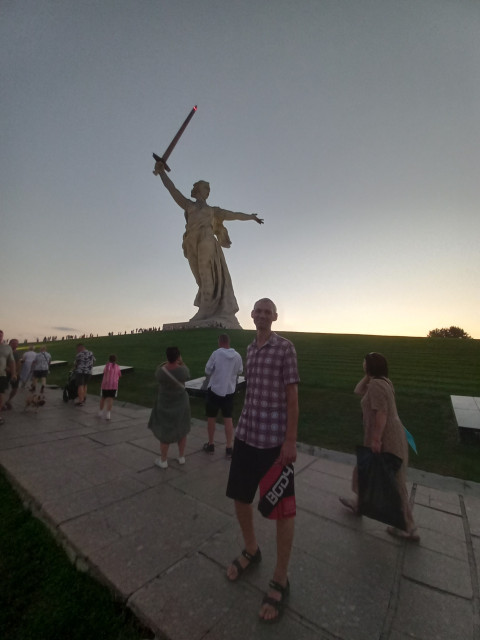 Александр Пичугин, Россия, Орёл, 40 лет, 1 ребенок. Люблю жизнь в любых её проявлениях, держу в балансе тело, эмоции, благодарен каждому дню. 
Уважаю з