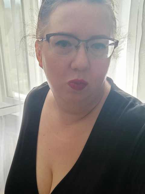 Анастасия Царёва, Санкт-Петербург, м. Проспект Ветеранов, 34 года, 2 ребенка. Хочу найти С руками из нужного места и мозгамиЕё глаза на звёзды не похожи, 
Нельзя уста коралами назвать
Небелоснежна плеч открытых кожа, 
и т