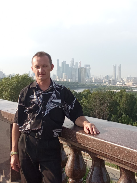 Александр, Россия, Михайловка, 49 лет, 1 ребенок. Познакомлюсь с женщиной для любви и серьезных отношений.Хороший семьянин. Люблю музыку. Играю на баяне, гитаре. Хочется найти спутницу, которая будет уважат