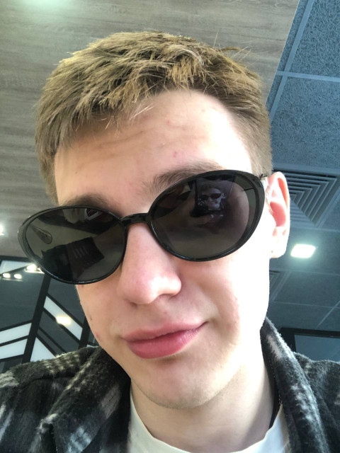 Роман, Россия, Санкт-Петербург, 20 лет. Ищу девушку или женщину для сами знаете чего.