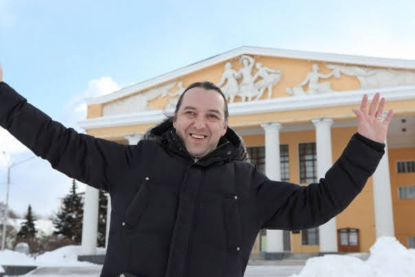 Андрей, Москва, м. Отрадное, 50 лет. Познакомлюсь с женщиной 35-50 лет для любви и серьезных отношений. Рассматриваю и разовые встречи беМузыкант, гитарист, певец, романтик. Из-за излишней скромности, первым никогда не пишу. Дерзайте, кр