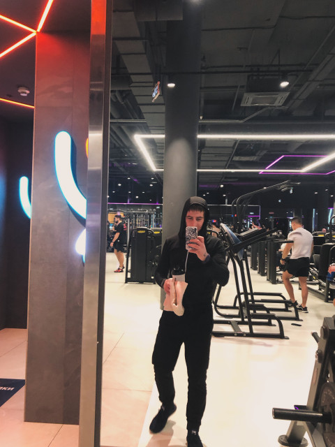 Игорь, Москва, м. Беговая, 36 лет. Хочу найти Человеку нужен человек
Рост до 173, без проблем с лишними 100кг. 
В поддержке не нуждаюсь, в самоуНравится активный отдых. Походы на природу, поездки по России. Люблю посещать рок концерты. Хожу в с