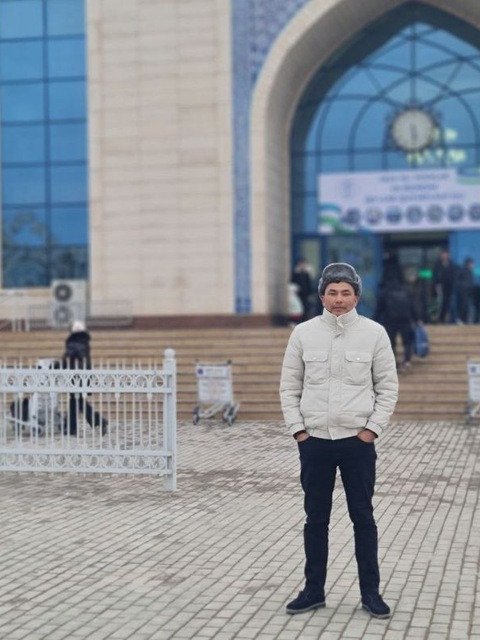 Кудрат, Россия, Санкт-Петербург, 28 лет. Работаю на мойке, очень доверчивый, заработок нормальный.