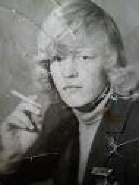 ....и дядькину,с коварством медовуху.С названием народным "спотыкач".Как вдоль забора полз, надравшись в "зюзю". Вдвоем,с беспечной юностью,лохмач...