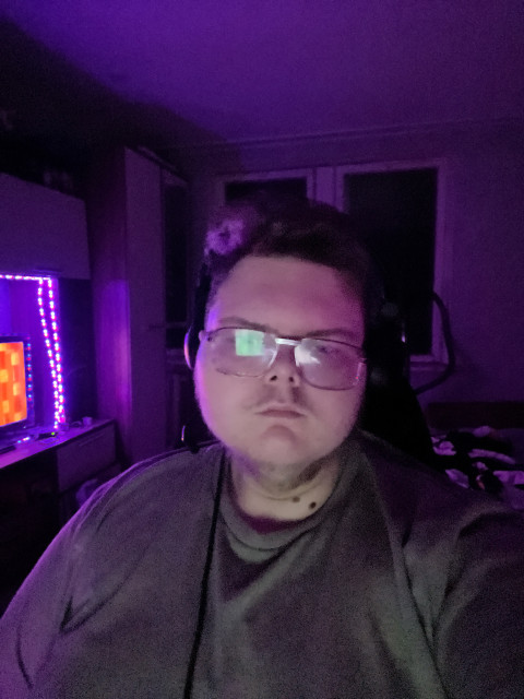 Максим, Россия, Курск, 18 лет. Познакомлюсь с девушкой для любви и серьезных отношений.Познакомлюсь с девушкой для совместной жизни мне 18 лет я полного тело сложения