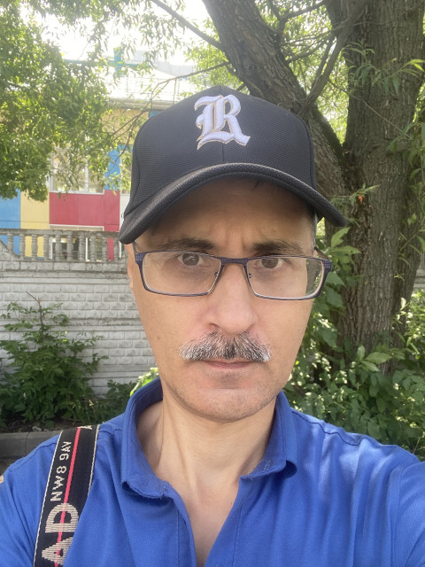 Роман, Москва, м. Щёлковская, 40 лет. Хочу найти ИДЕАЛьную, приятную и взрослую 25-30 лет. Только Москва!! ИДЕАЛЕН! P. S. Родился и вырос в Мск.