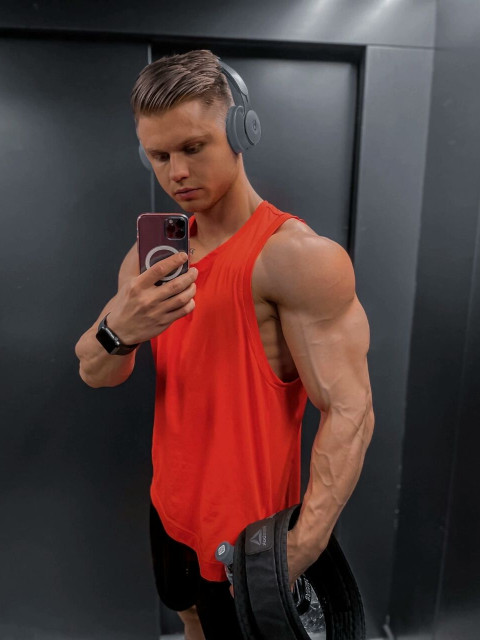 Александр, Москва, 23 года. Достаточно обеспечен для своих лет. Хорошо воспитан