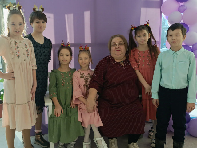 Это мои дети и я на встрече нового года.