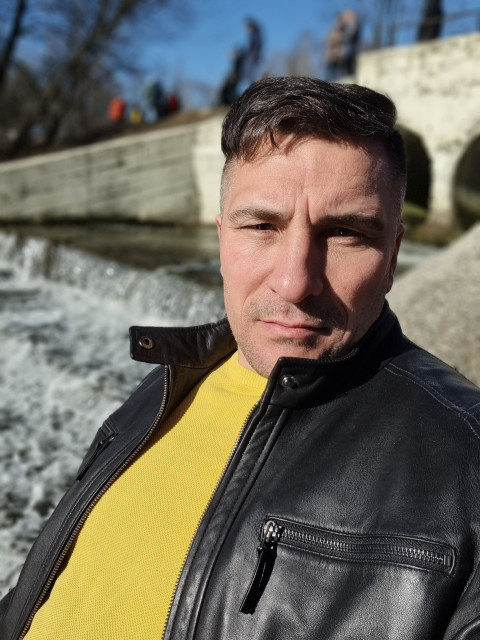 Алик, Москва, м. Авиамоторная, 46 лет, 1 ребенок. Познакомлюсь с женщиной для брака и создания семьи, воспитания детей.Не курю. 
Характер спокойный. 
Ценю честнсть и доверие