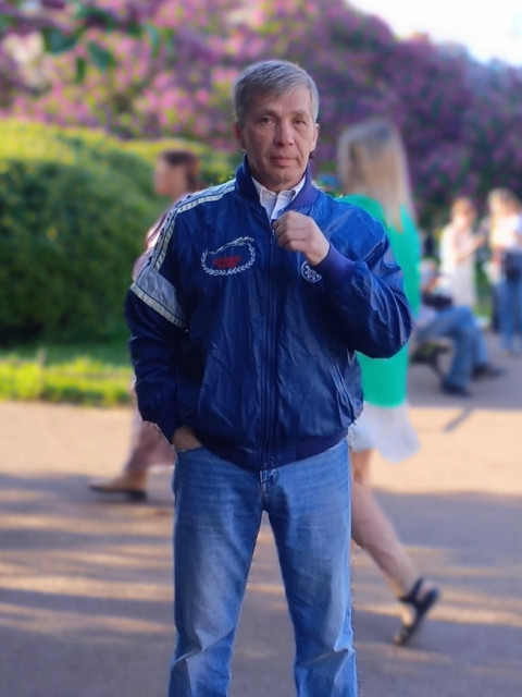 Александр, Россия, Санкт-Петербург, 54 года. Он ищет её: Познакомлюсь женщиной не моложе 30 лет с отличным чувством юмора воспитывающая мальчика 4-5 лет. 
ПЗдравствуйте. 
Обычный человек дае руки, две ноги. 
Живу, работаю.