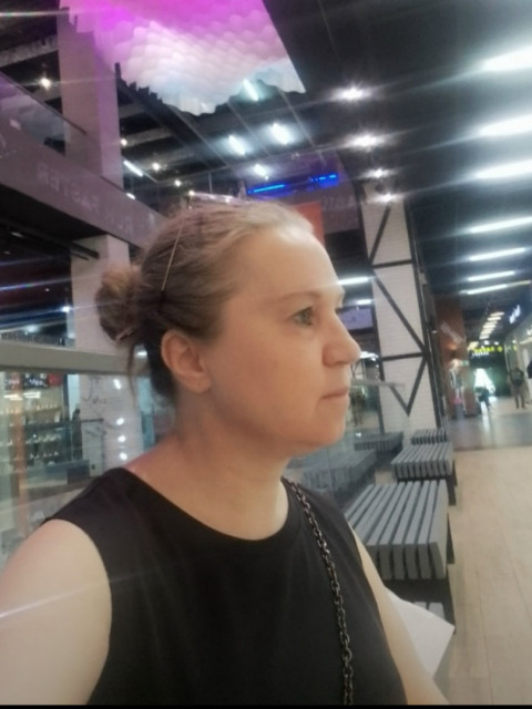 Фото 2024 года, сейчас покрасилась в светлый цвет и изменила прическу