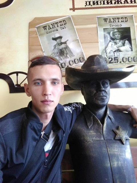 Георгий, Россия, Томск, 36 лет. Хочу найти готовая начать сначала, с чистого листа и до серьезных отношенийВсем доброго! Как вы поняли, я Георгий, разведен, детев неть))), работаю в доставке(временно), скоро