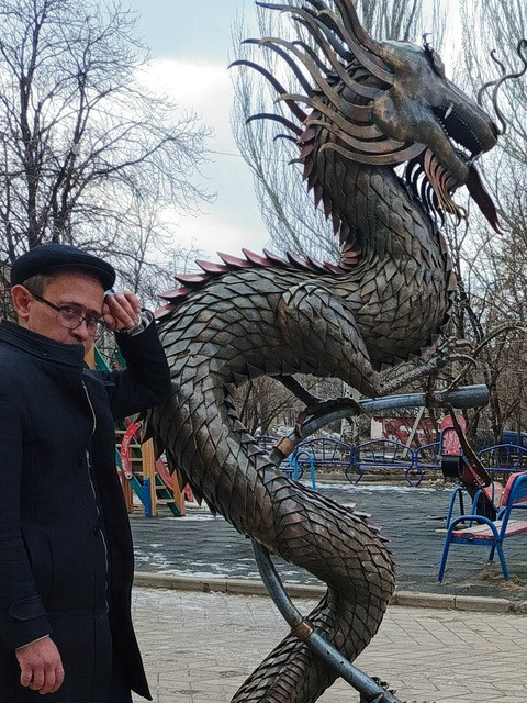 Александр Александрович, Россия, Мариуполь, 40 лет, 2 ребенка. Ищу девушку, подругу, собеседницу и любовницу в одном лице. Если придут все четверо, буду рад! Но бо