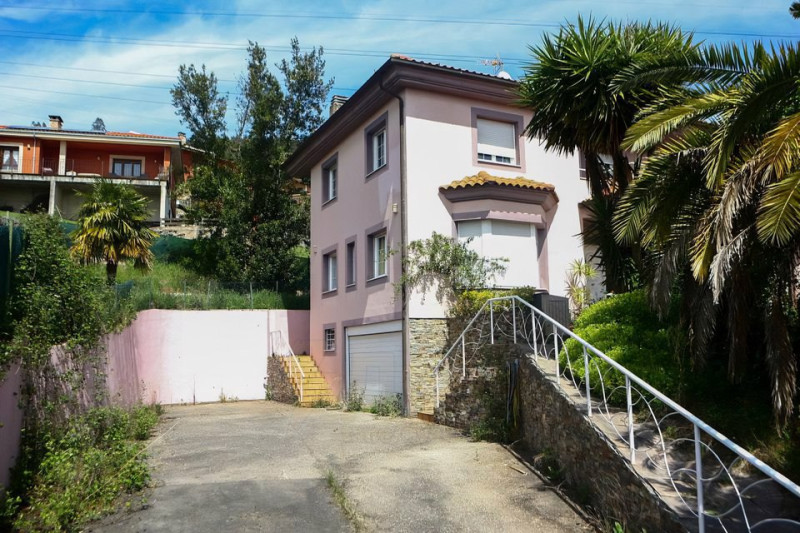 Профессор философии и его жена четыре года не выпускали своих детей из дома.