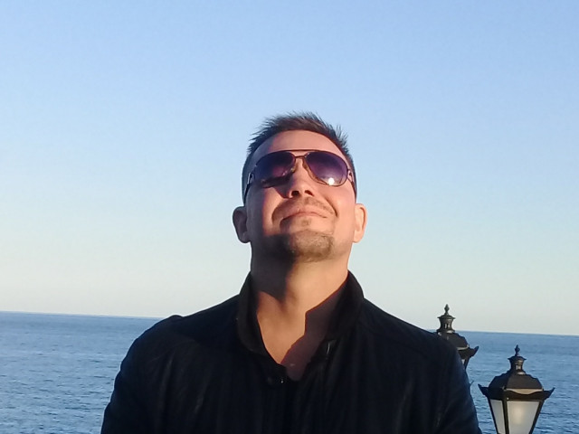 Богдан, Россия, Москва, 44 года, 3 ребенка. Хочу найти Просматривая анкеты дам, сталкиваюсь только с требованиями к мужчинам, мужина ДОЛЖЕН то и то или мужПроживаю в Мск, вдовец, 44-172-80, воспитываю двух сыновей (подростки), дочь проживает отдельно! 
Е